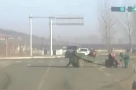 烟台小伙出手了！拖拉机失控疯狂转圈，老大娘蹲在车斗内喊“救命”！图片