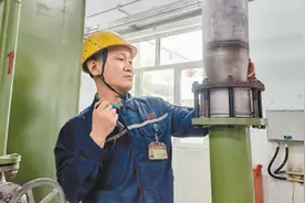 河北邢台德龙钢铁有限公司炼铁厂首席焊工技师郭彦刚——精研技艺 因材施焊（工匠绝活）图片