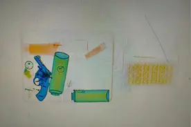 带给儿子的玩具仿真枪，铁路工作人员提醒是“危险物品”图片