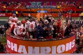 堪萨斯城酋长大逆转夺冠，马霍姆斯“破咒”再获超级碗MVP图片