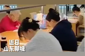 图书馆偶遇白发苍苍的老奶奶在认真读书做记录图片