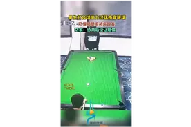 男子打台球用力过猛击穿玻璃，吓懵隔壁麻将房顾客图片