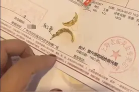 女子称试金戒指一戴就断，被商家索赔原价的30%，商家：只赔了100元图片