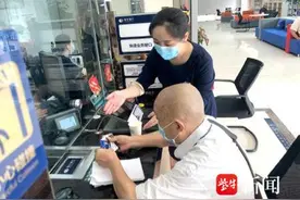 打造适老金融服务标杆！恒丰银行南京分行辖内5家网点荣获“江苏银行业文明规范服务适老网点”称号图片