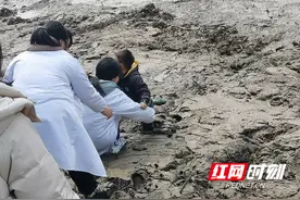 常德一小男孩被困泥潭，路过大学生徒手挖泥将其救出图片