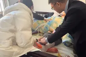 近百岁老人摸黑行走不慎摔断腿，医生1小时“巧手接骨”图片