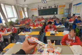 高中班主任请全班同学喝奶茶，回应：备考较辛苦，让大家放松下图片