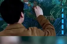 惊艳！中学老师黑板手绘青绿山水图，网友：这样的黑板报舍不得擦图片