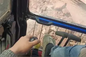 95后奶爸上班带1岁女儿开挖机：她成了工地团宠图片