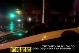 男子醉驾等红灯时睡着，被叫醒后迷糊撞上警车图片