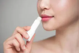 嘴唇起皮越舔越干，越干越想舔？该怎么办？这种情况一招解决图片