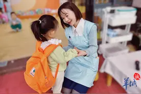 托育师赖文凤：成为孩子们的“乐乐园长”｜我的奋斗“穗”月图片