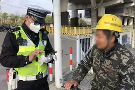 骑电动车戴安全帽可以吗？来看答案图片