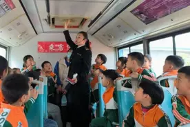 果然视频|公交车开进幼儿园 “萌娃”车厢学安全图片
