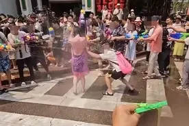 “泼水节女生遭男子撕扯雨衣”，当事人崩溃发声！多方回应图片