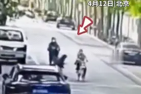 女子街头骑车时，突遇一老人从路边踉踉跄跄冲出来……图片