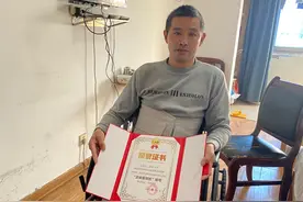 江西大哥高速救人失去双腿，“正能量司机”钟春生在长沙康复治疗图片