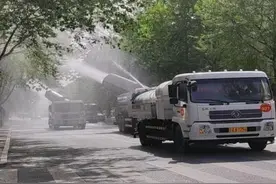 杨柳飞絮漫天，别愁！银川环卫全天候不间断洒水降尘作业图片