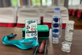 他们收到了一批特殊的文具……图片