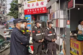 齐抓共管网红美食街  镇江市城管执法支队党建联盟单位开展永安路文明街区集中整治图片