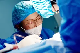 七旬阿婆眼皮上的“黑痣”长成核桃大小，确诊为皮肤恶性肿瘤图片