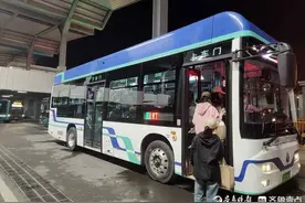 高铁凌晨送来赴济游客，济南增开公交车辆接送图片