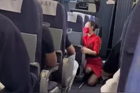 男乘客遇气流颠簸紧张颤抖，空姐跪地安抚半小时图片