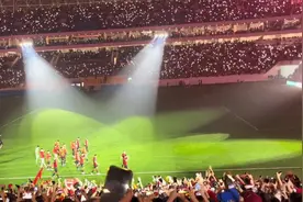 专属浪漫！ 近四万成都球迷雨中大合唱图片