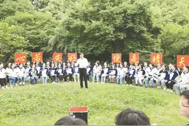 英山一中特色课堂“草坪心语”开讲图片