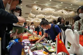 驻日使馆参加亚妇会“2023亚洲盛典慈善义卖活动”图片