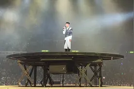 李克勤搭档管弦乐团红馆开唱，担任指挥和观众大合唱《红日》视频封面