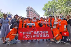 武康大楼网红打卡点来了个高龄老年团！很久没出小区的老上海，来重新认识上海图片
