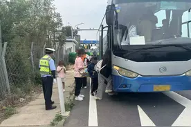 包车去淄博吃烧烤半路抛锚 交警贴心救助28名大连乘客图片