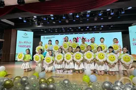 特殊的“十岁成长礼”： 孩子们给18岁的自己“寄”了一封信图片