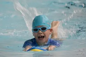 游泳时，千万别穿白色和蓝色的泳衣，真的很危险图片