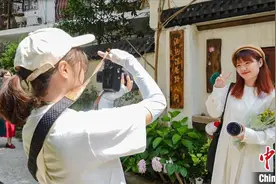 武汉汉阳“彩虹花街”色彩绚丽 宛如童话世界图片