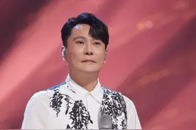 张信哲率全队演唱《稻香》感动观众，“情歌王子”从不给音乐风格设限图片