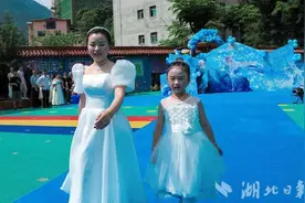 鹤峰：儿童节“亲子走秀”活动传递爱与关怀图片