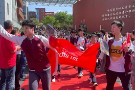 果然视频｜自信满满过“状元门”！青岛六十八中为高三学子壮行图片