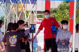 2023高考前夕，济南考生体验进场安检程序，手机需放在考场外图片