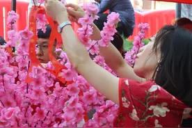 高考直击丨旗袍妈妈系红丝带，为儿子送祝福图片