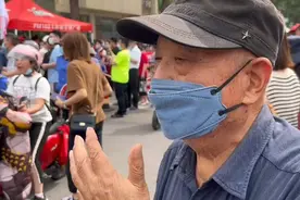 果然视频｜放心不下，88岁老人瞒着孙子来陪考图片