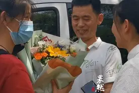 果然视频∣等不到最后一场了！首场考试结束家长送孩子向日葵图片