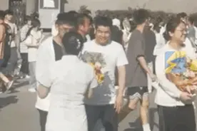 高考生接过妈妈的花转身送交警图片