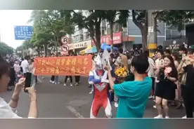 父亲化身奥特曼拉横幅助力孩子高考，回应：想用另类的方式给孩子回忆图片