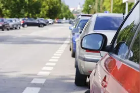 看到账单，她惊了：上海路边停车2天收费348元！周边居民直呼“承受不起”…为啥这么贵？图片