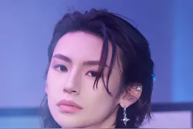 “小鬼”王琳凯被拍到乱扔烟头后道歉，这些明星也乱扔过烟头图片