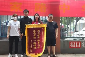 感恩有您！中考考场外家长给老师送上锦旗图片