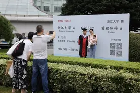 端午邂逅毕业季，父母“组团”走进校园图片