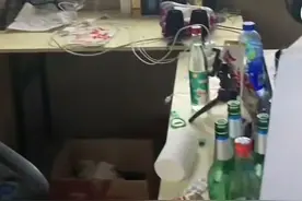 网红在直播中喝空10个酒瓶后，猝然离世图片